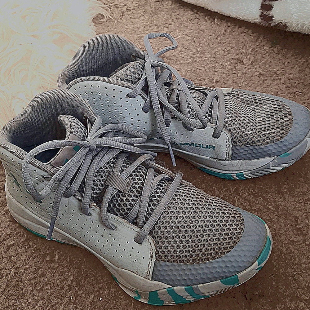 (Under Armour) teal camo basketball Size 4 youth